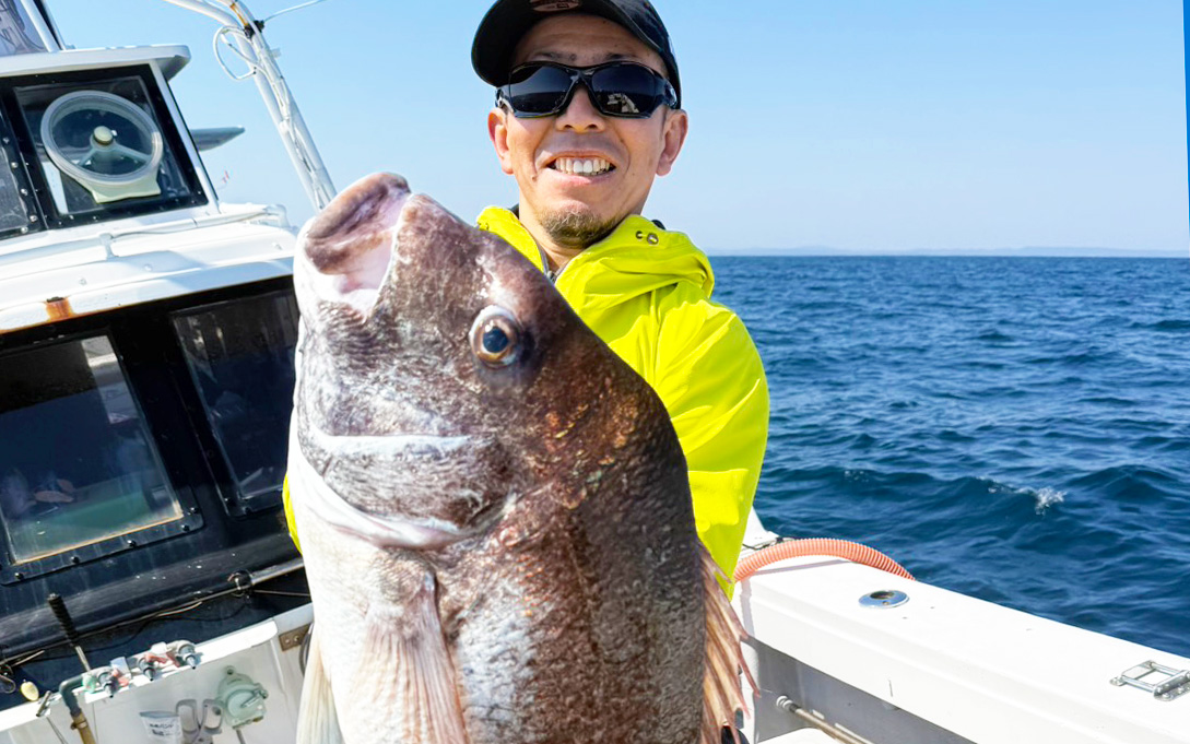 82cmの巨大なオスの真鯛が浮上