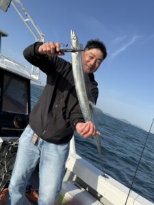 風波を攻略！博多湾タチウオでF4.5サイズ頭に2桁釣果