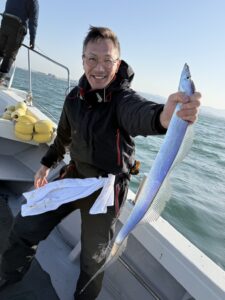 風波を攻略！博多湾タチウオでF4.5サイズ頭に2桁釣果