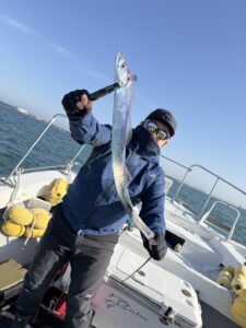 風波を攻略！博多湾タチウオでF4.5サイズ頭に2桁釣果