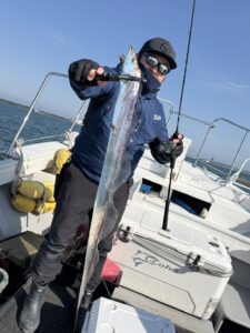 風波を攻略！博多湾タチウオでF4.5サイズ頭に2桁釣果