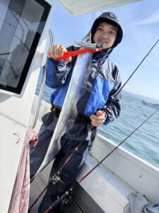 風波を攻略！博多湾タチウオでF4.5サイズ頭に2桁釣果