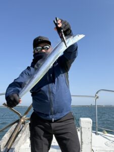 風波を攻略！博多湾タチウオでF4.5サイズ頭に2桁釣果