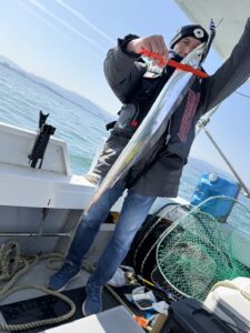 風波を攻略！博多湾タチウオでF4.5サイズ頭に2桁釣果