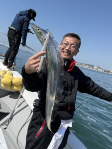 風波を攻略！博多湾タチウオでF4.5サイズ頭に2桁釣果