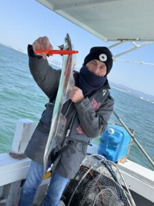 風波を攻略！博多湾タチウオでF4.5サイズ頭に2桁釣果