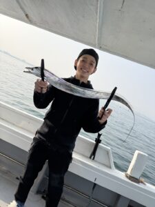 博多湾タチウオ釣り、小さなアタリを掛けて全員安打！