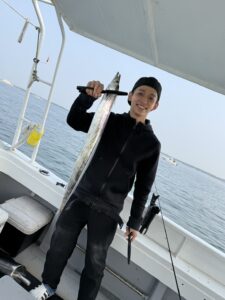 博多湾タチウオ釣り、小さなアタリを掛けて全員安打！