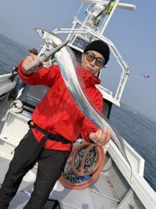 博多湾タチウオ釣り、小さなアタリを掛けて全員安打！