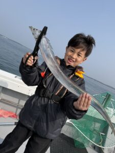 博多湾タチウオ釣り、小さなアタリを掛けて全員安打！