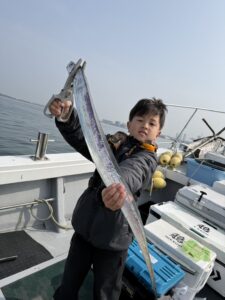 博多湾タチウオ釣り、小さなアタリを掛けて全員安打！