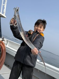 博多湾タチウオ釣り、小さなアタリを掛けて全員安打！