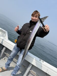 博多湾タチウオ釣り、小さなアタリを掛けて全員安打！
