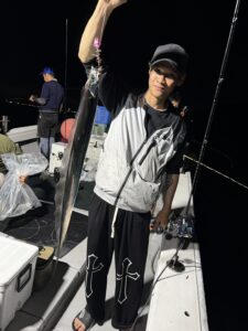 パターン攻略でF5・F4連発！夏の博多湾タチウオ釣り本格開幕！