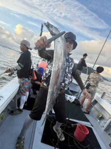 パターン攻略でF5・F4連発！夏の博多湾タチウオ釣り本格開幕！