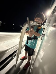 渋い状況で小学生がファーストヒット！初挑戦のお父さん達も奮闘の博多湾タチウオ