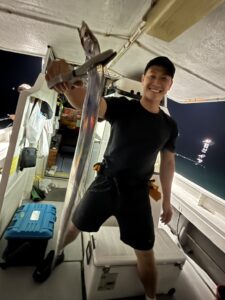 渋い状況で小学生がファーストヒット！初挑戦のお父さん達も奮闘の博多湾タチウオ