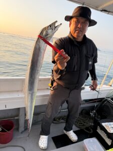 渋い状況で小学生がファーストヒット！初挑戦のお父さん達も奮闘の博多湾タチウオ