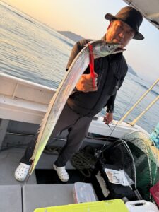 渋い状況で小学生がファーストヒット！初挑戦のお父さん達も奮闘の博多湾タチウオ
