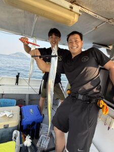 渋い状況で小学生がファーストヒット！初挑戦のお父さん達も奮闘の博多湾タチウオ