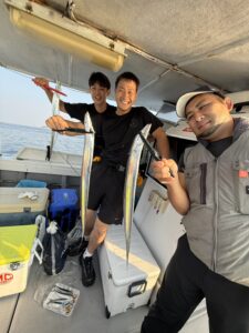 渋い状況で小学生がファーストヒット！初挑戦のお父さん達も奮闘の博多湾タチウオ