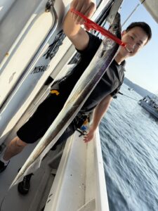 渋い状況で小学生がファーストヒット！初挑戦のお父さん達も奮闘の博多湾タチウオ