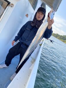博多湾タチウオ釣り、良型釣れてます。