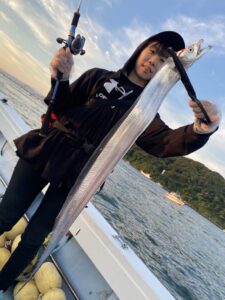 博多湾タチウオ釣り、良型釣れてます。