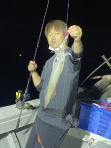 夜焚きイカ釣り: ポツポツ当たりからパラソルサイズもゲット！