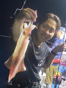連日の夜焚きイカ釣りで反応悪くも、ポイント移動で好転、タイラバで真鯛もゲット
