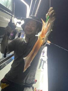連日の夜焚きイカ釣りで反応悪くも、ポイント移動で好転、タイラバで真鯛もゲット