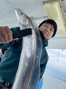 寒さも吹き飛ぶ、良型連発の博多湾タチウオ釣り