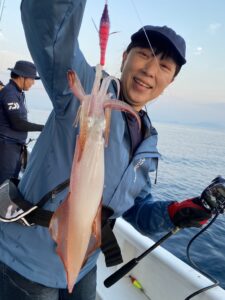 雨の影響？活性低い日でも楽しめる玄界灘の夜焚きイカ釣り