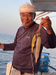 梅雨入り直後の玄界灘で夜焚きイカ釣り！パラソルサイズも