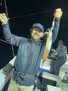 梅雨入り直後の玄界灘で夜焚きイカ釣り！パラソルサイズも