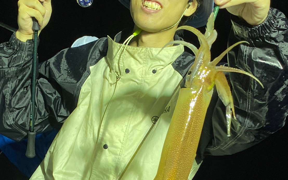 雨でも好釣！夜焚きイカ釣りで100杯越えの釣果