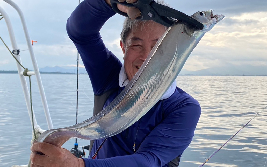 夏の博多湾で太刀魚釣り！F4サイズを頭に数釣りを楽しむ