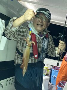 強風とウネリの中、夜焚きイカ釣りで30杯超え