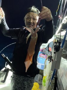 爆釣の玄界灘夜焚きイカ釣り！今シーズン初の3桁釣果