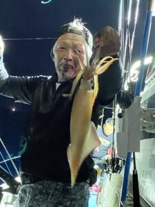 爆釣の玄界灘夜焚きイカ釣り！今シーズン初の3桁釣果