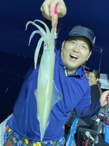 雨の中でも好釣果！夜焚きイカ釣りで100杯超え