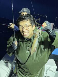 雨の中でも好釣果！夜焚きイカ釣りで100杯超え