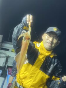 雨の中でも好釣果！夜焚きイカ釣りで100杯超え