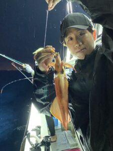 雨の中でも好釣果！夜焚きイカ釣りで100杯超え