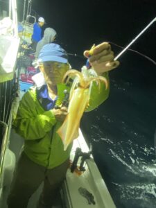 雨でも好釣！夜焚きイカ釣りで100杯越えの釣果