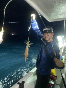 雨でも好釣！夜焚きイカ釣りで100杯越えの釣果