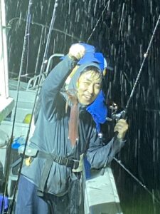 雨でも好釣！夜焚きイカ釣りで100杯越えの釣果