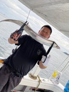 夏の博多湾で太刀魚釣り！F4サイズを頭に数釣りを楽しむ