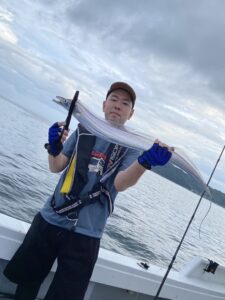 夏の博多湾で太刀魚釣り！F4サイズを頭に数釣りを楽しむ