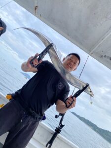 夏の博多湾で太刀魚釣り！F4サイズを頭に数釣りを楽しむ